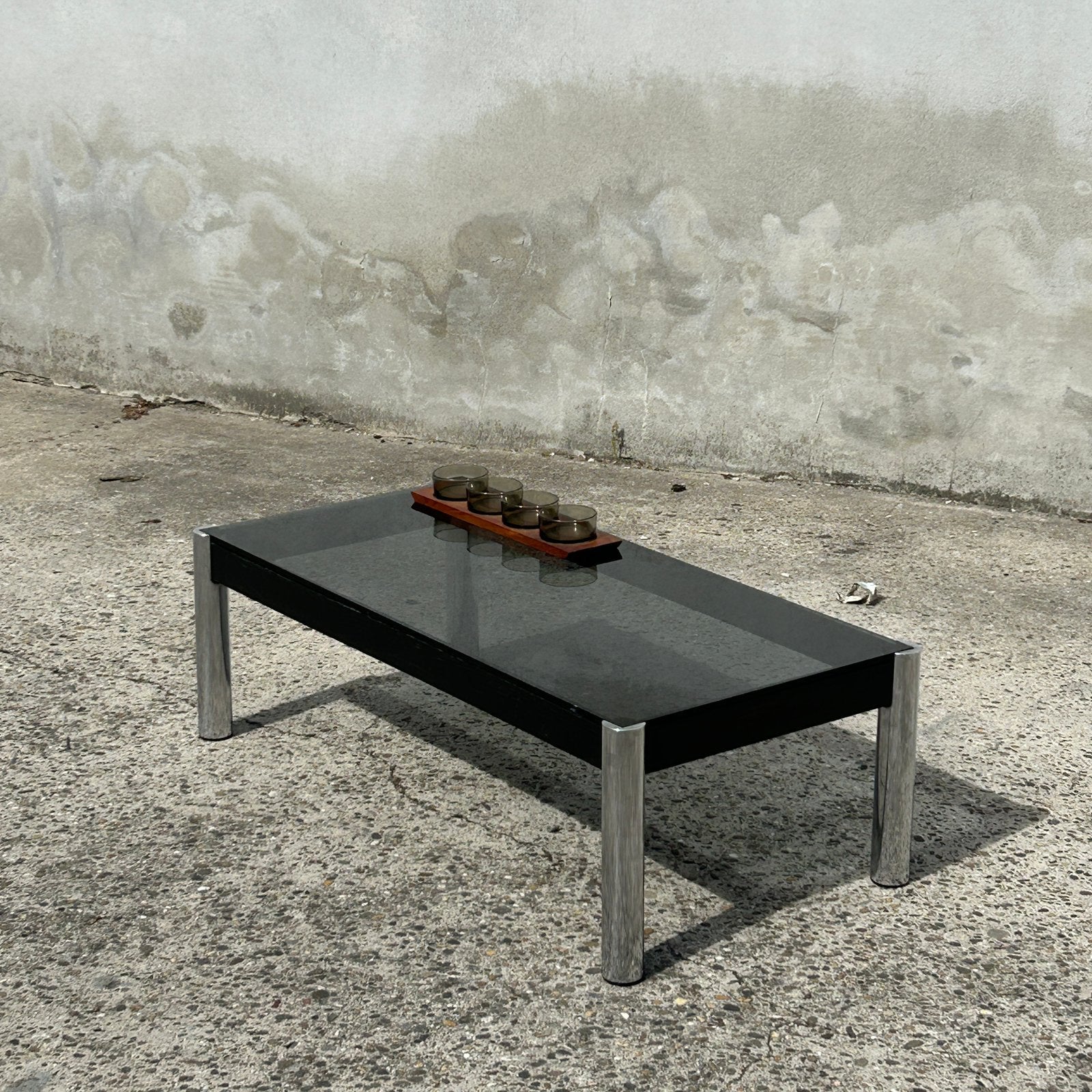Table basse vintage en verre fumé et pieds chromés, Maison & Meubles, 100 à 150 cm, Enlèvement ou Envoi, Comme neuf, Verre