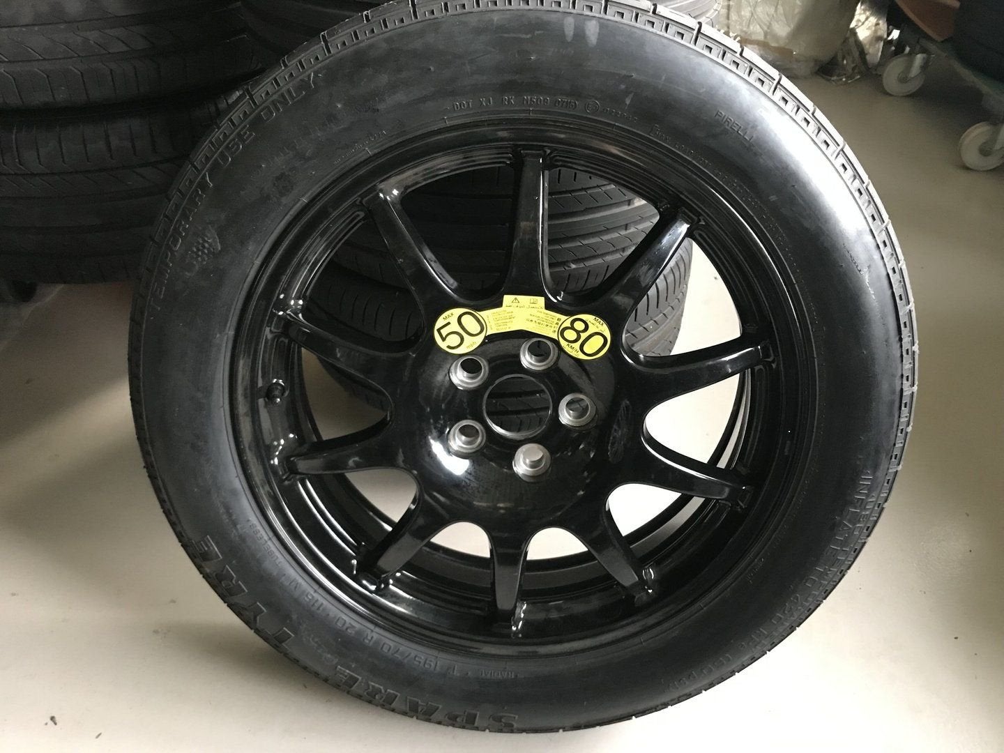 Thuiskomer Range Rover VOGUE + Sport 195 -70 -20 Reservewiel, Ophalen, -, -, Banden en Velgen