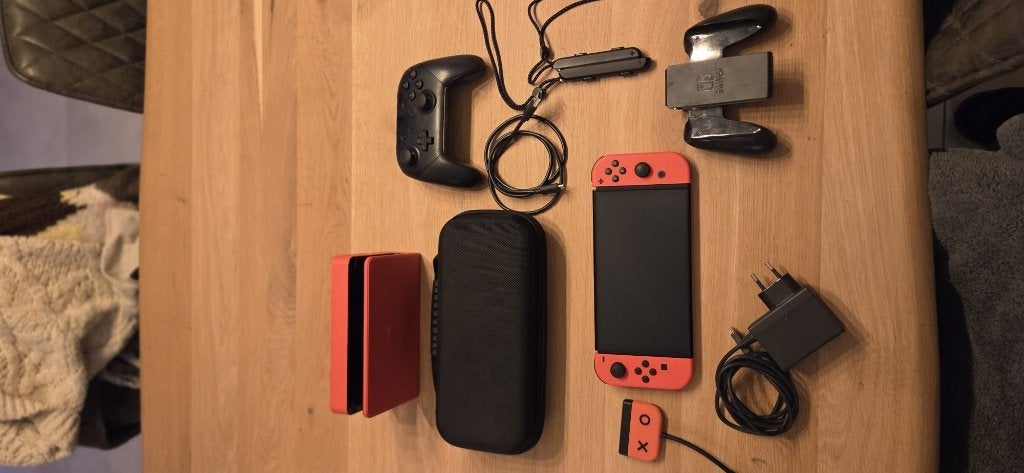 Nintendo Switch OLED – Mario Red Edition + Pro Controller, Games en Spelcomputers, Ophalen, Zo goed als nieuw, Met 2 controllers