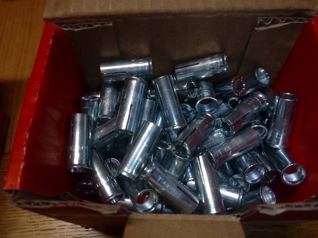 Boîtes de chevilles HILTI M8, 10 euros, et 10mm 15 euros, Doe-het-zelf en Bouw, Ophalen, Minder dan 50 mm, Pluggen
