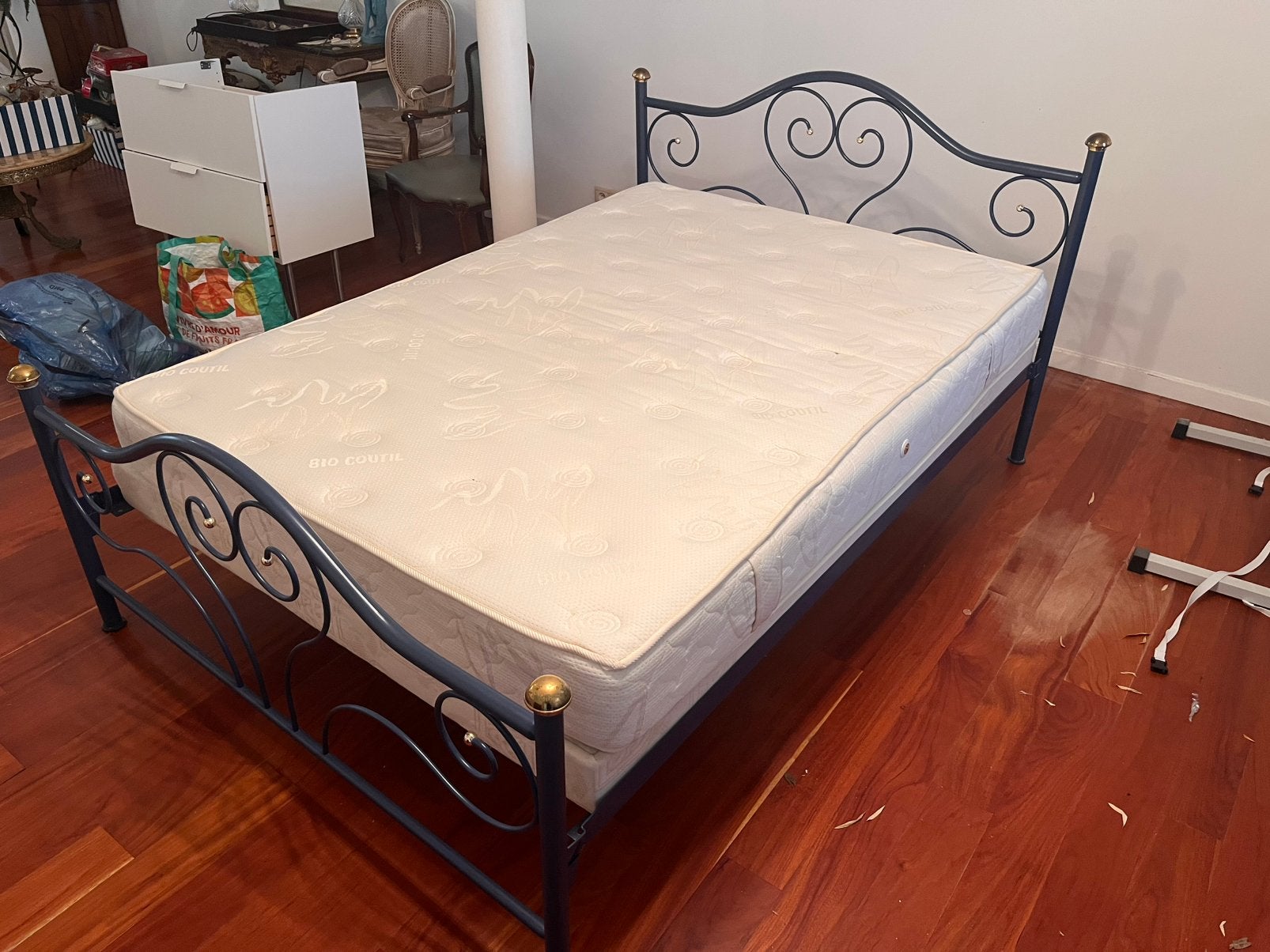 Lit à donner et matelas à vendre, Ophalen, Gebruikt, Tweepersoons, 140 cm