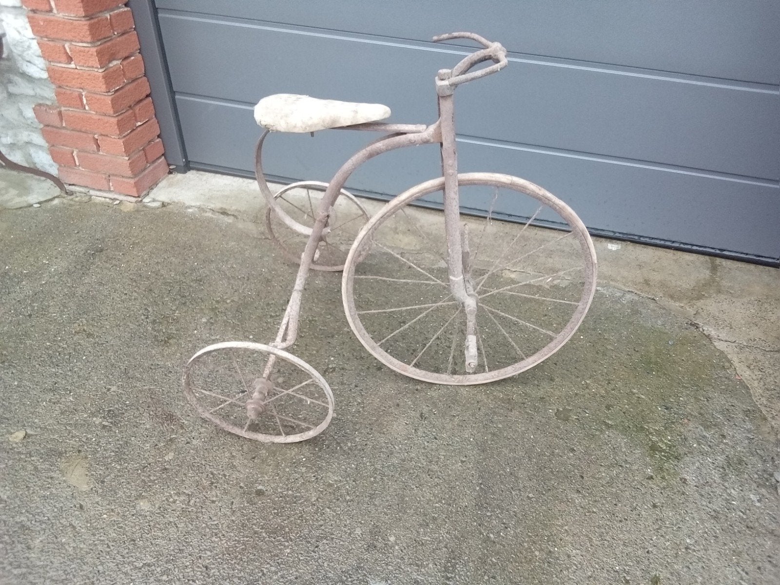 Ancien tricycle pour enfant, Enlèvement