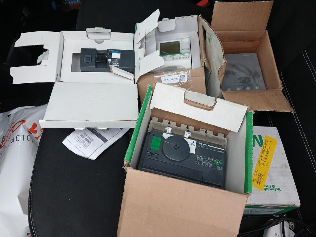 Lot materiel electrique schneider, Enlèvement