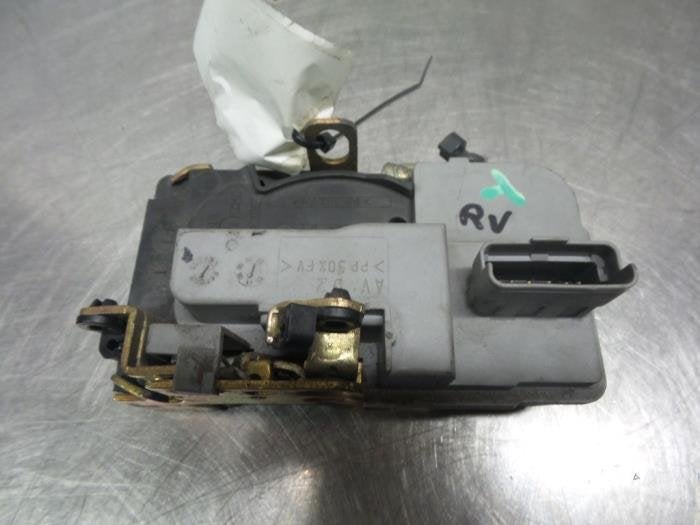 Serrure portière mécanique 4portes avant droite d'un Peuge, -, 3 mois de garantie, Utilisé, -