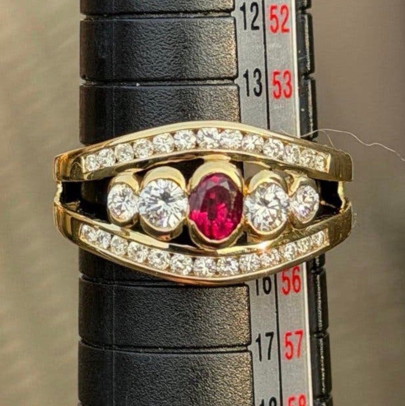 18 karaat gouden ring met natuurlijke diamanten en robijn!, Handtassen en Accessoires, Geel, Ophalen of Verzenden, 17 tot 18, Met edelsteen