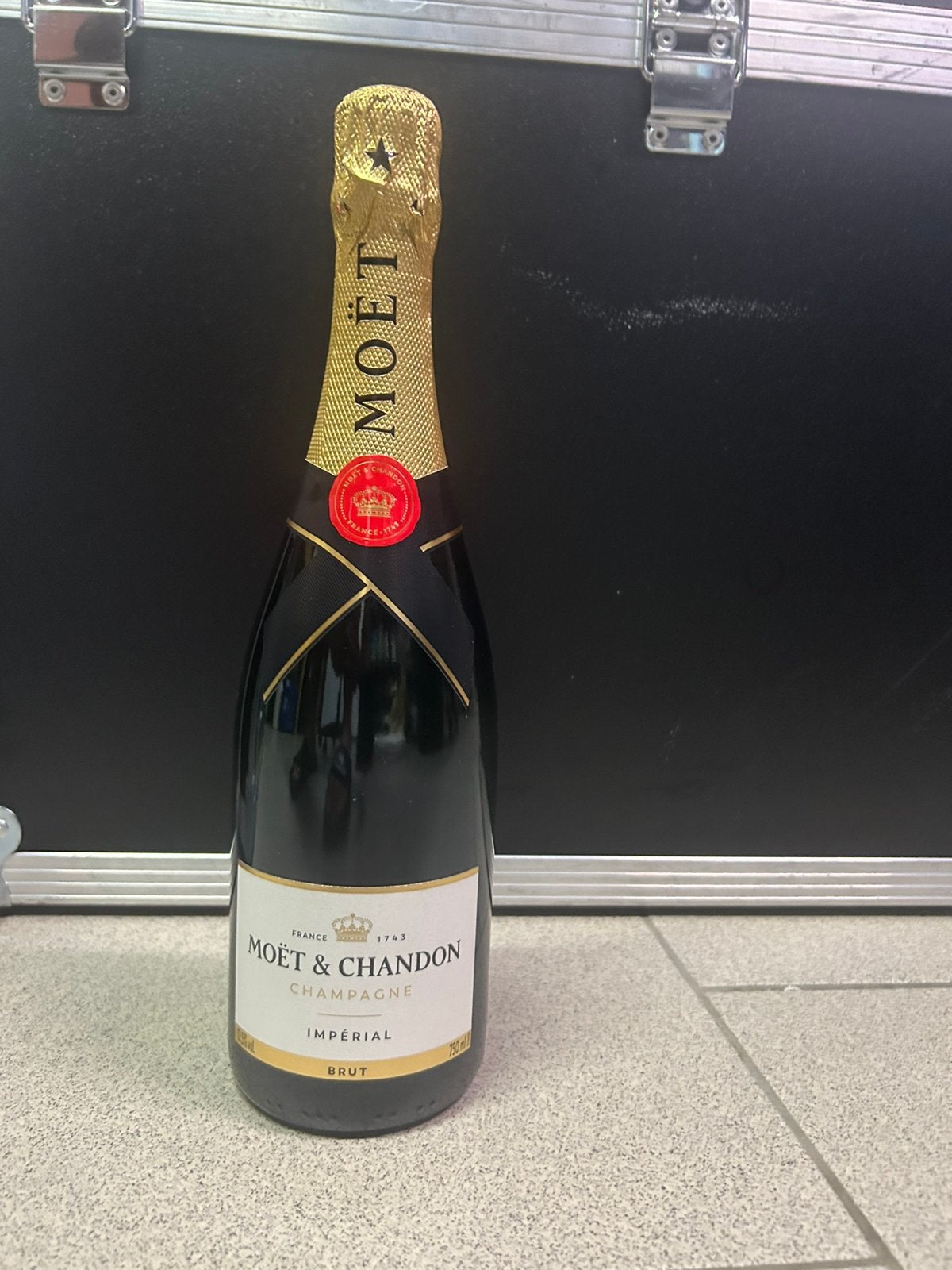 Champagne Moët & Chandon, Pleine, Comme neuf, Champagne, Enlèvement