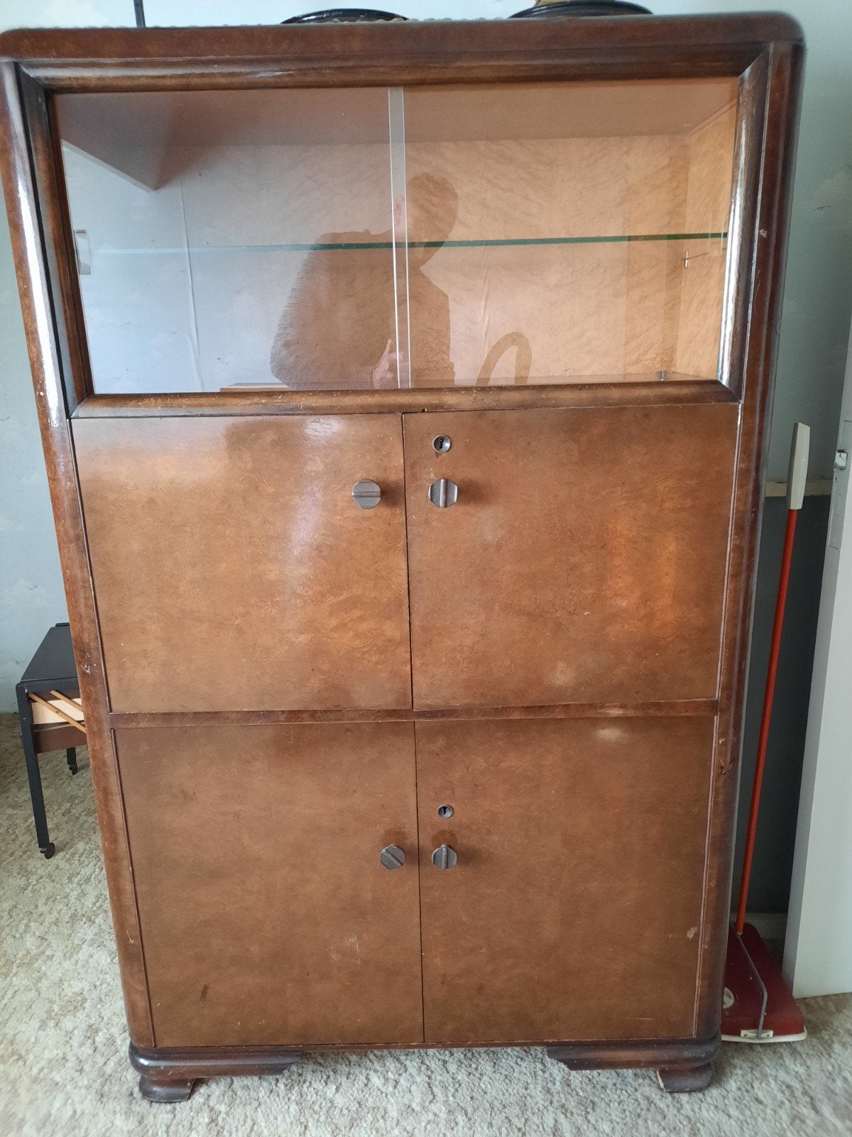 Art deco vitrine barkast, Ophalen