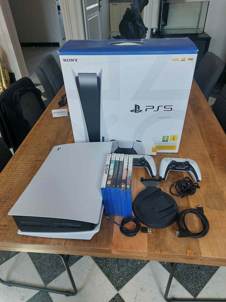 Playstation 5 version disque 825 GB + 2 manettes + 6 jeux, Games en Spelcomputers, Spelcomputers | Sony PlayStation 5, Ophalen of Verzenden