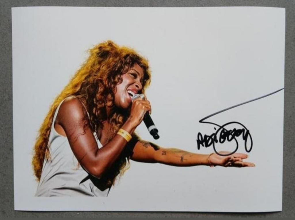 Gesigneerde foto van Charlotte Adigéry., Verzamelen, Muziek, Artiesten en Beroemdheden, Gesigneerd, Verzenden