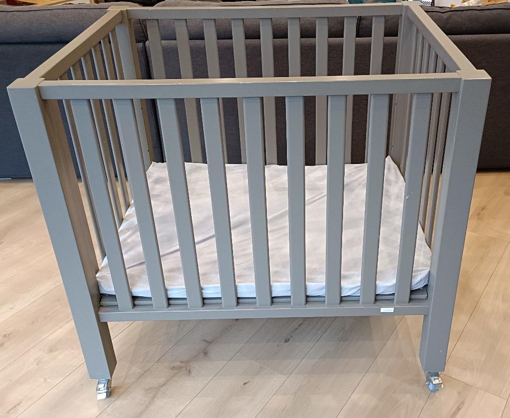 Parc Quax gris taupe + tapis de parc Noukies, Enfants & Bébés, Parcs, Comme neuf, Carré, Réglable en hauteur, Tapis de parc, Roulettes