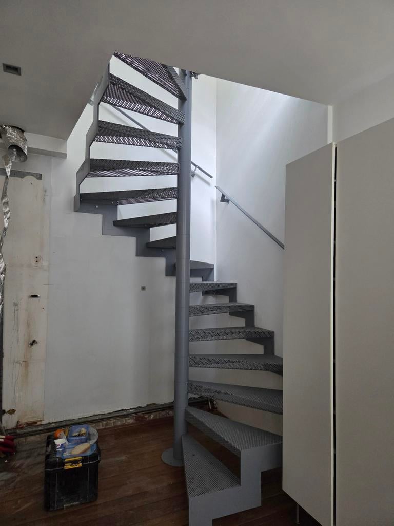 Escalier tournant de coin, 16 marches en acier perforé, Bricolage & Construction, Enlèvement, Escalier