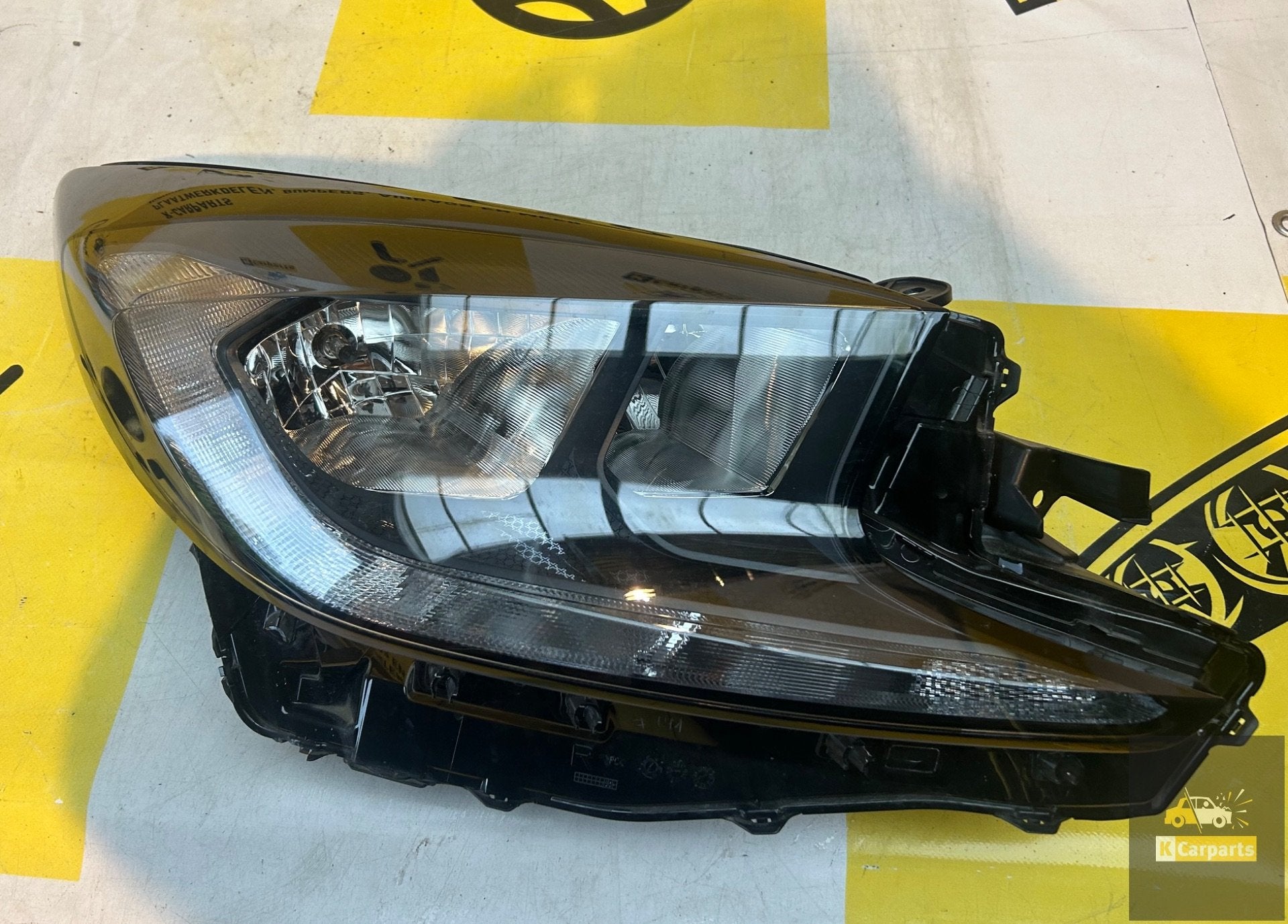 Toyota Aygo X Rechts voor koplamp origineel 2022-Heden, Info@fabrikant.eu, Fabrikantstraat 1
1000 AA  Amsterdam, NL, Toyota, Fabrikant BV