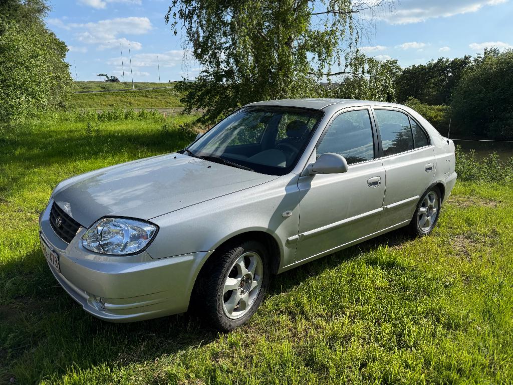 Hyundai ACCENT 1.6i BENZINE Automatik A/C GEKEURD CAR-PASS, Autos, Hyundai, Argent ou Gris, 4 portes, Carnet d'entretien, Automatique
