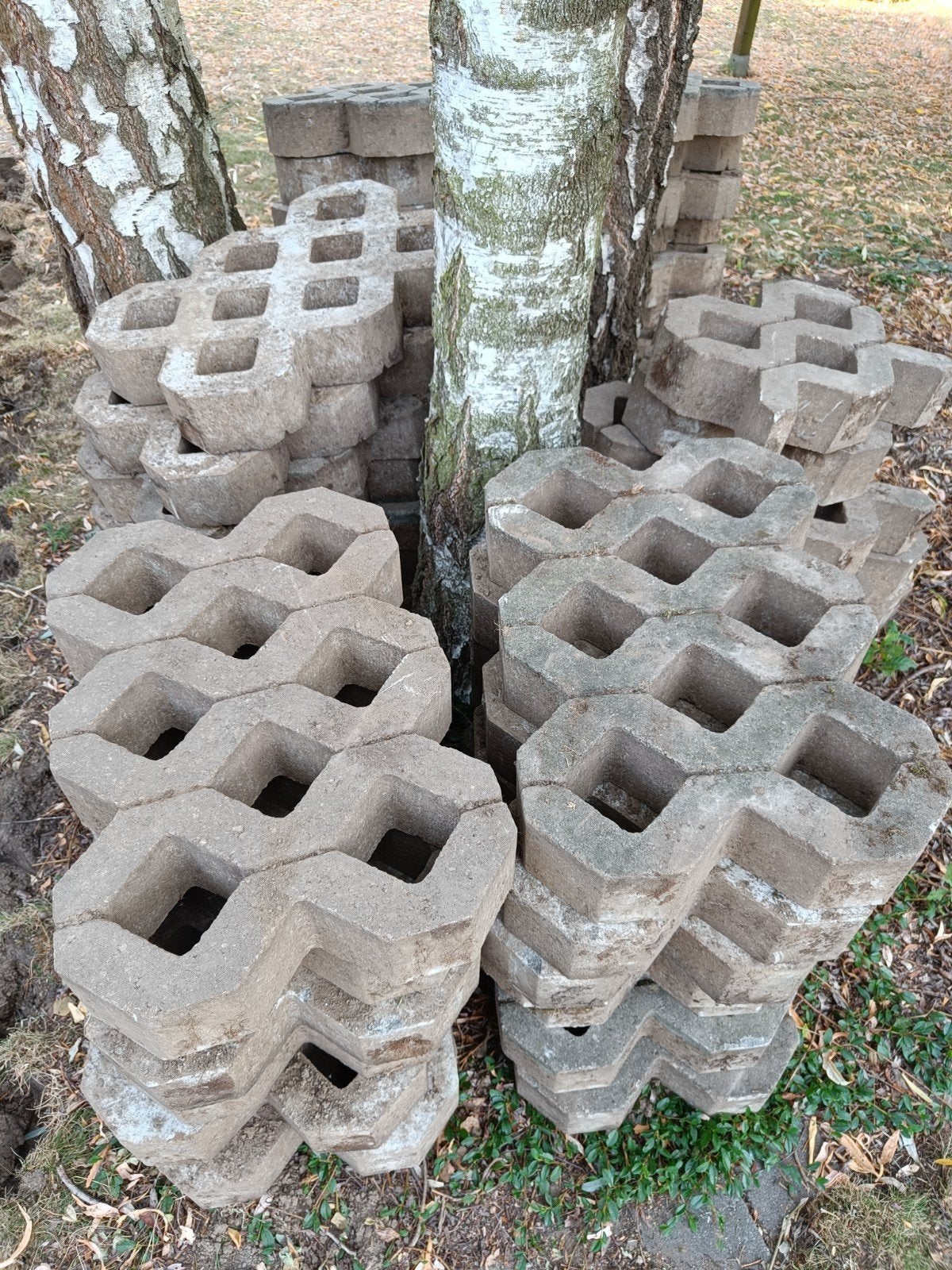 40 betonnen grasdallen in zeer goede staat, Jardin & Terrasse, Gravier, Rochers & Caillasse, Gris, Comme neuf, Enlèvement, Autres types