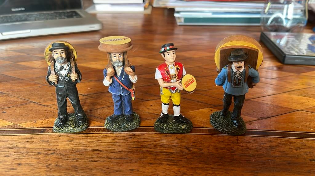 Très anciens lot de 4 santons publicitaires fromages suisse, Enlèvement ou Envoi, Comme neuf