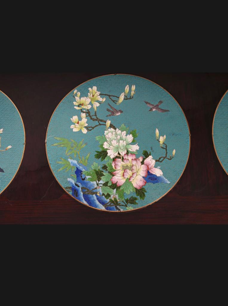 A Chinese wooden table inlaid with three cloisonne plaques, Ophalen of Verzenden