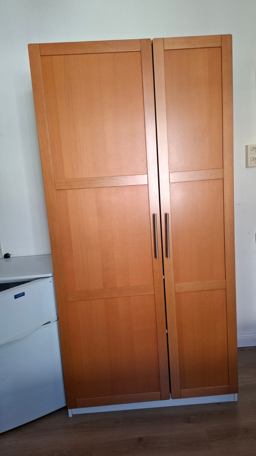 Stevige kleerkast met deuren in beuk, Ophalen, Gebruikt, Met deur(en)