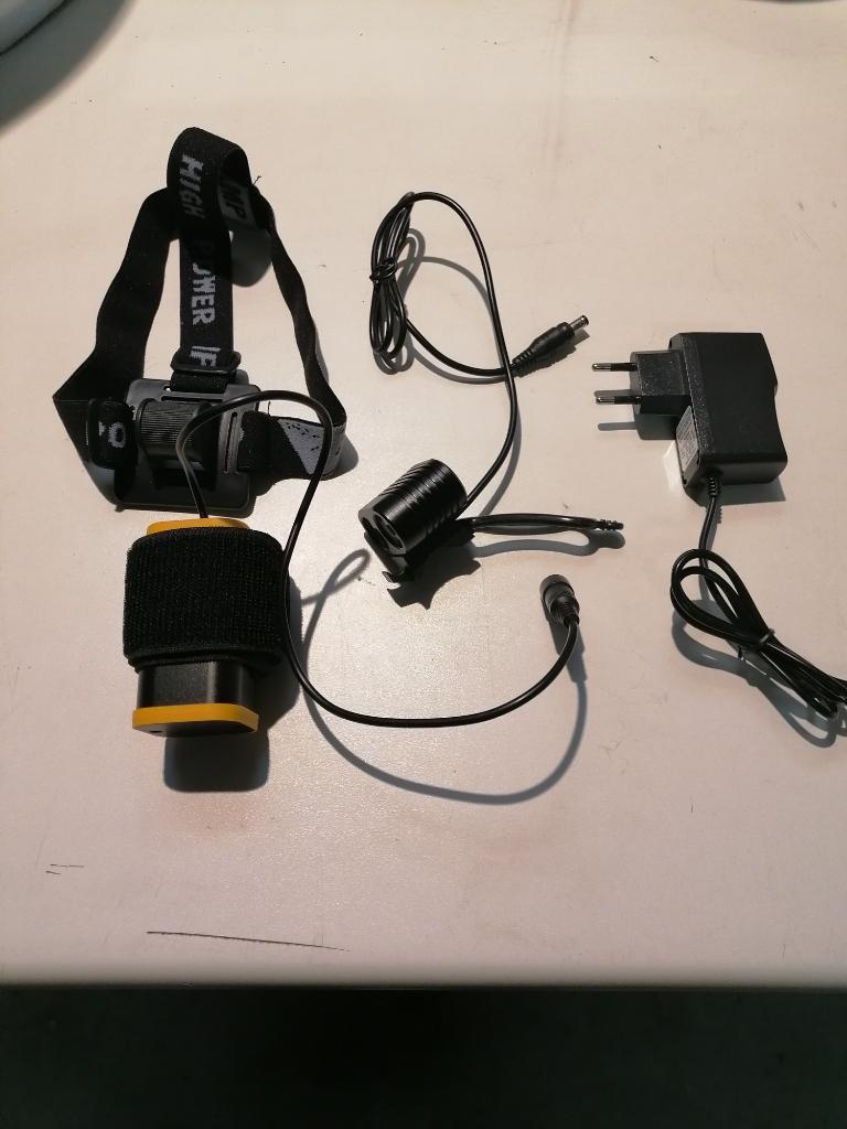 Phare de vélo avant 2000 Lumens sur guidon ou casque impec, Vélos & Vélomoteurs, Phare avant, Batterie, Enlèvement, Utilisé