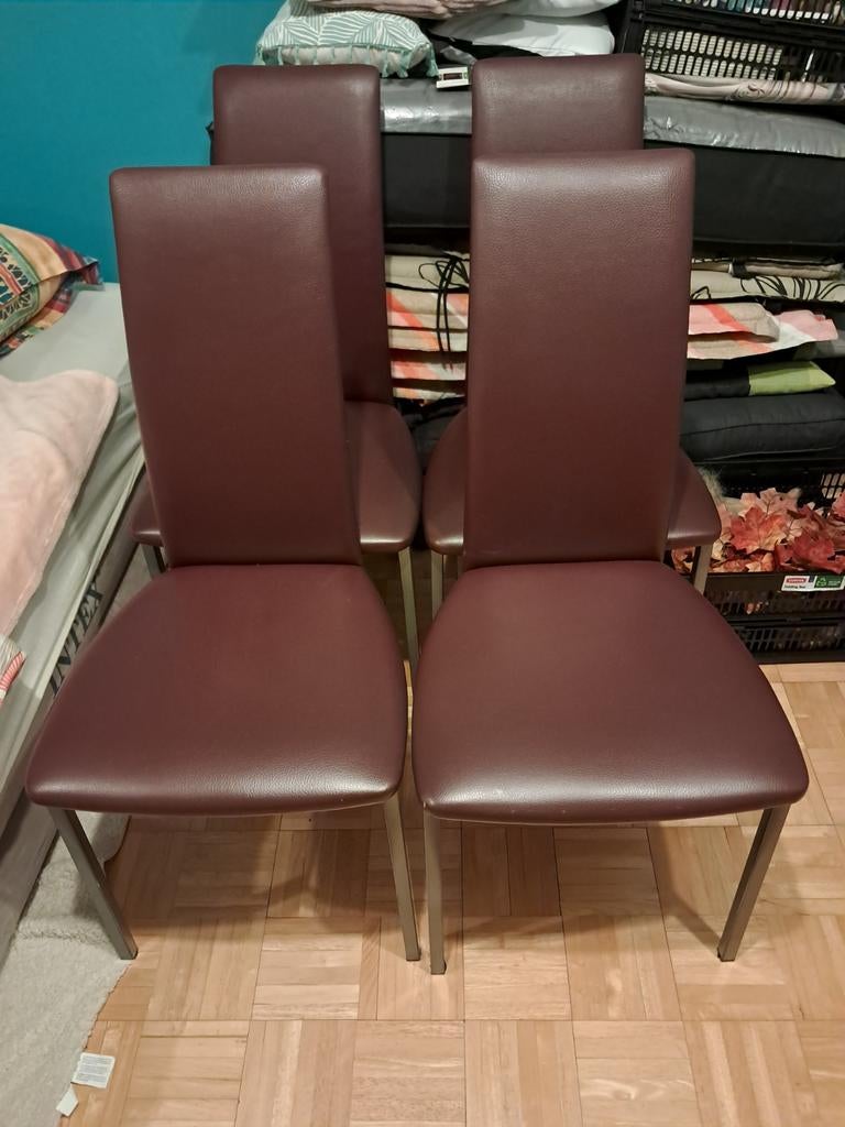 4 bordeaux stoelen, Ophalen