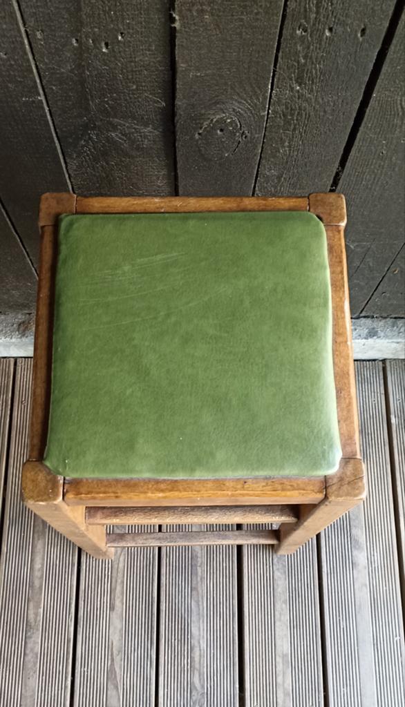 Twee antieke houten krukken 
Groene en bruine bovenkant, Ophalen, Hout
