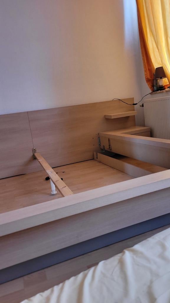 Bed met frame 180 x 200 inclusief 2 nachtkastjes met verlich, Elektronische apparatuur, Zonnebanken en Gezichtsbruiners, Ophalen