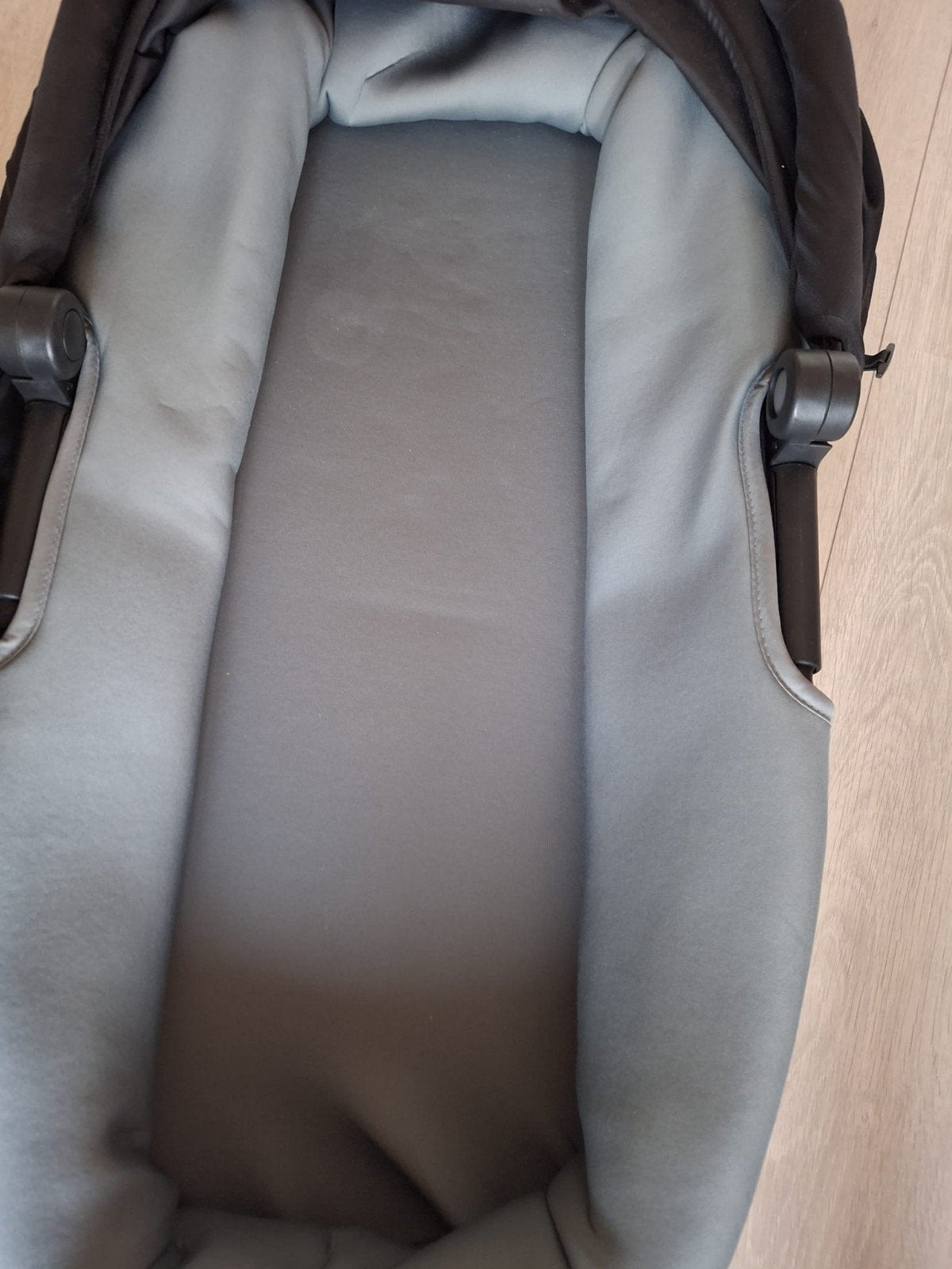 thule urban glide 2 bassinet + regenhoes en clicks., Ophalen