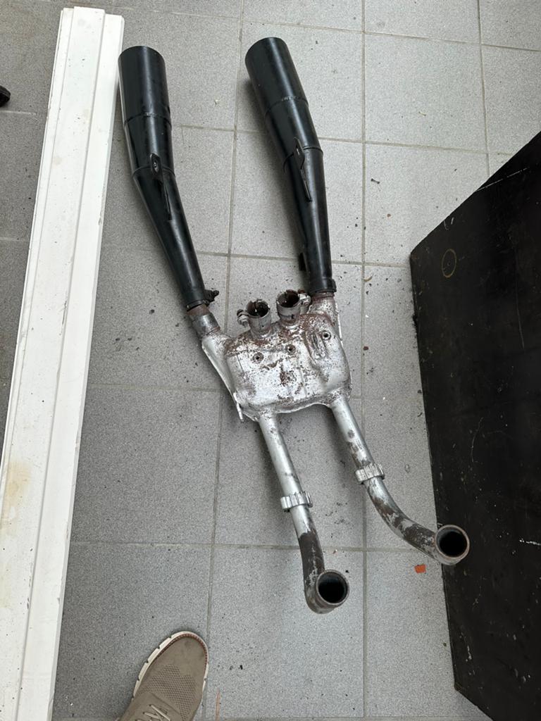 originele uitlaat van een Honda VF 1000 F interceptor, Ophalen, Gebruikt