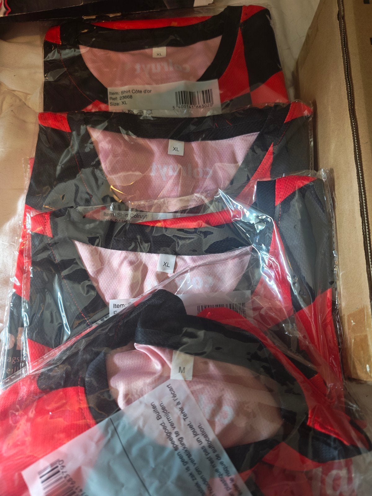 t-shirt rode duivels, Ophalen