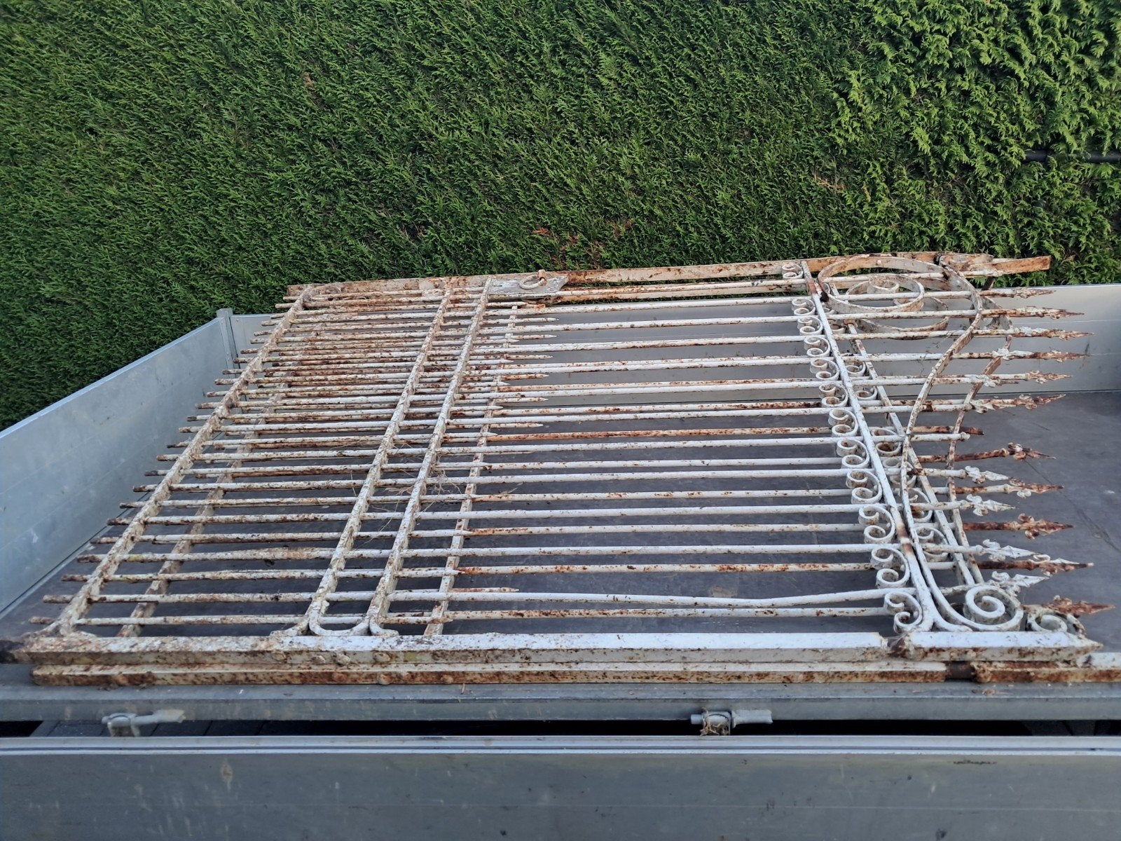 Smeedijzeren poort 2 vleugels (opknapper), Enlèvement