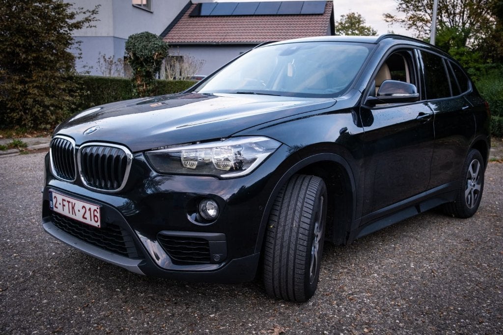 BMW X1 sDrive18i (F48), Zwart, Leder, Particulier, 3 cilinders
