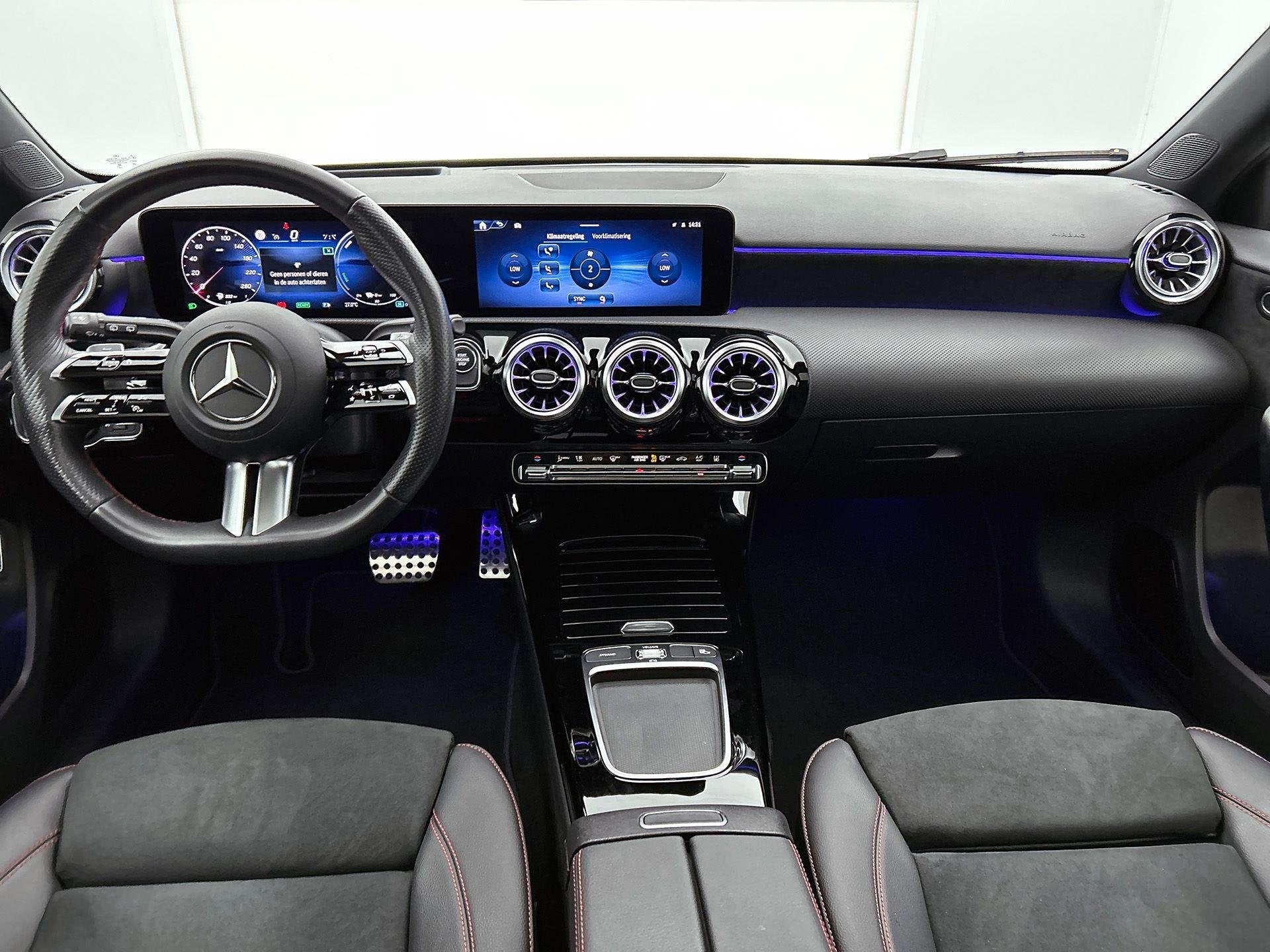 Mercedes-Benz A-Klasse A 250 e AMG Line | Night Pack | Panor, Auto's, Dealer onderhouden, Stof, 4 cilinders, 16 kWh