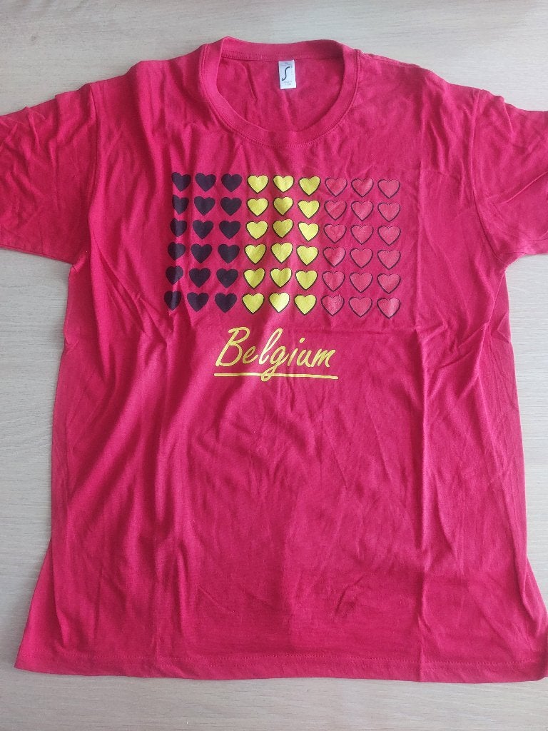T'shirt homme rouge "Belgium" + coeurs tricolores, Sans marque, Enlèvement ou Envoi, Taille 56/58 (XL), Neuf