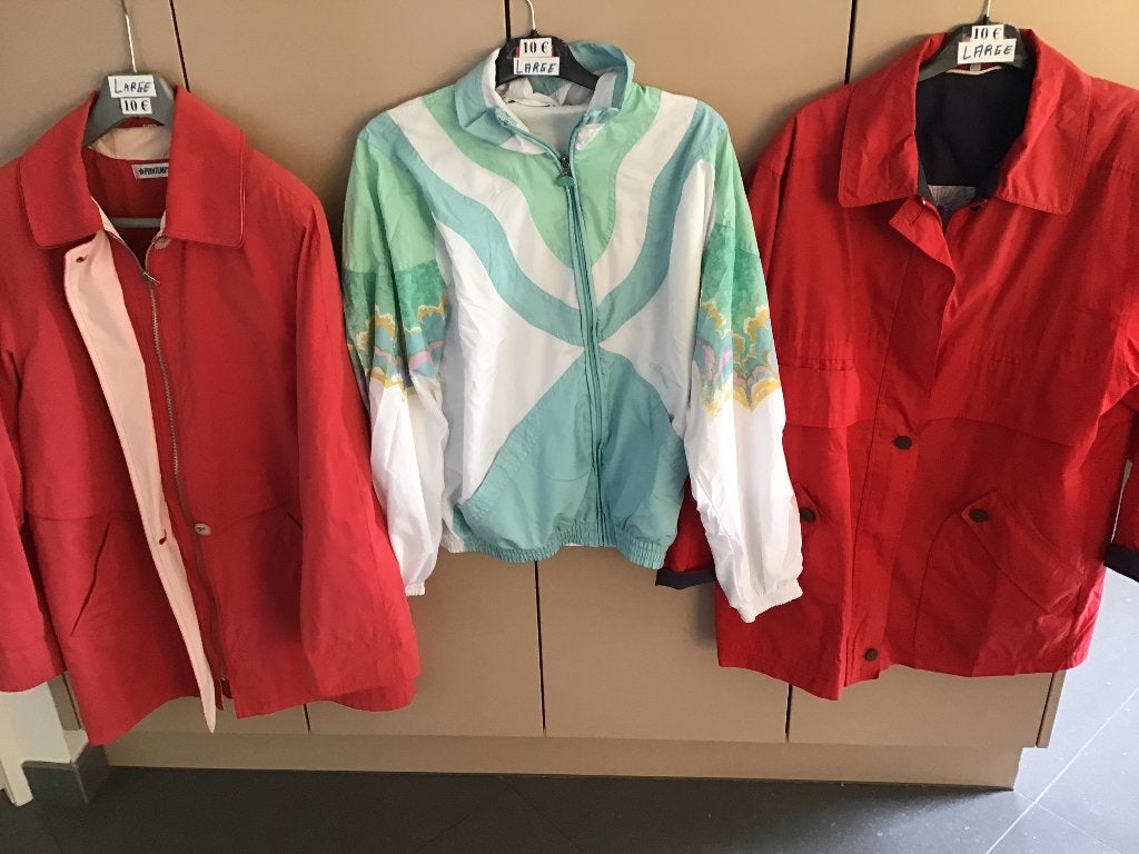 3 dames regenjassen maat Large aan 10 euro, Kleding | Dames, Jassen | Zomer, Ophalen of Verzenden, Zo goed als nieuw, Maat 42/44 (L)