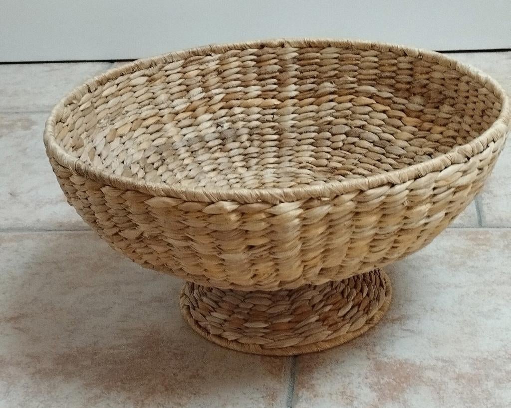 Belle corbeille/panier rond en osier tressé sur pied IKEA, Maison & Meubles, Enlèvement, Osier, Panier