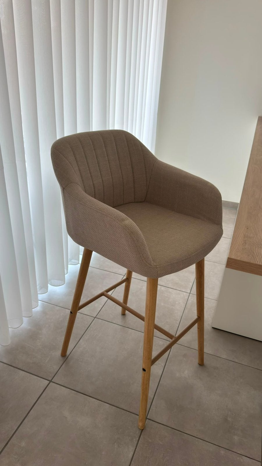 Beige barstoel Nieuw Jysk, Ophalen of Verzenden, Zo goed als nieuw