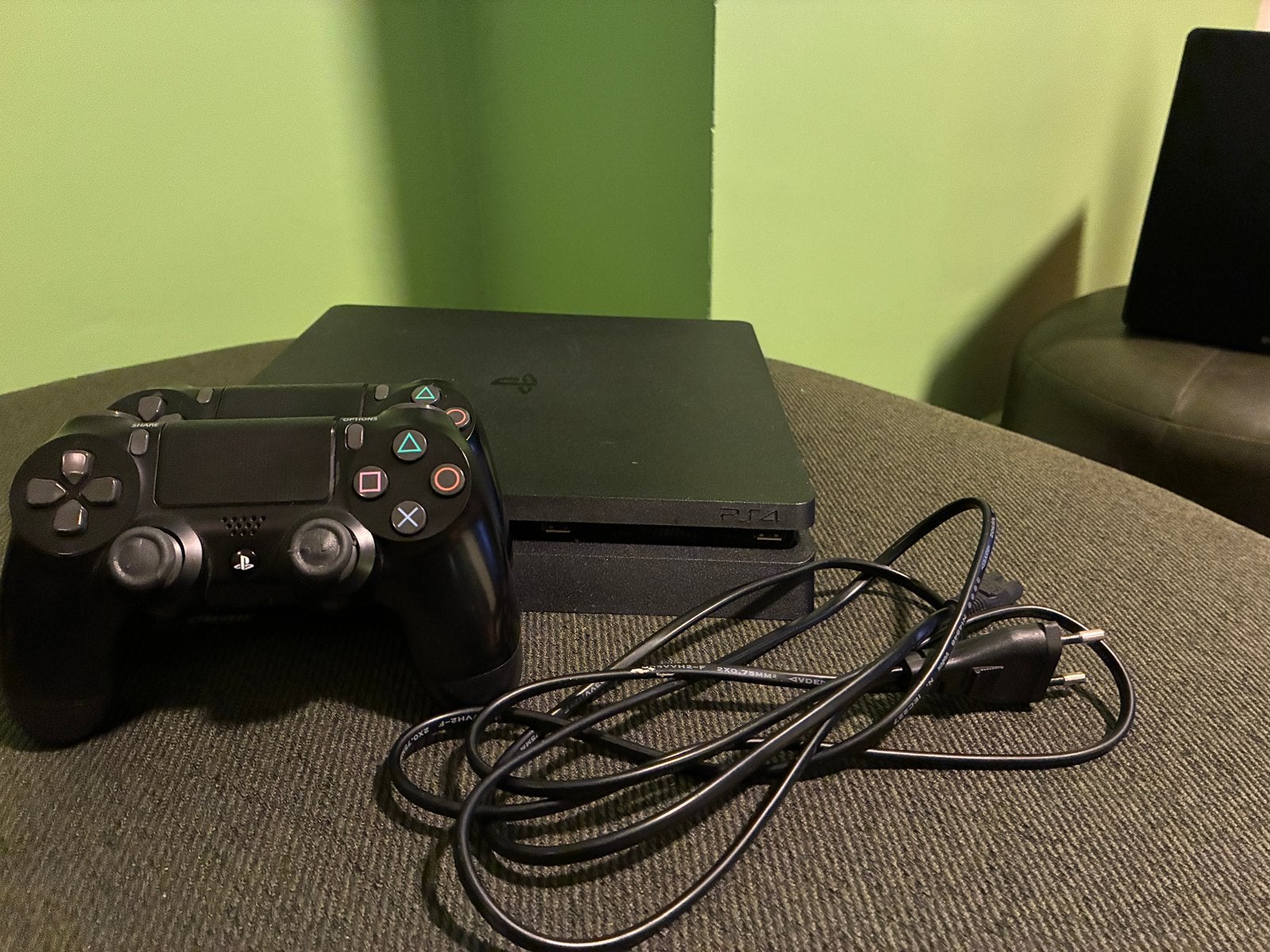 Playstation 4 slim + 2 manettes, Ophalen, Gebruikt, Met 2 controllers, 1 TB