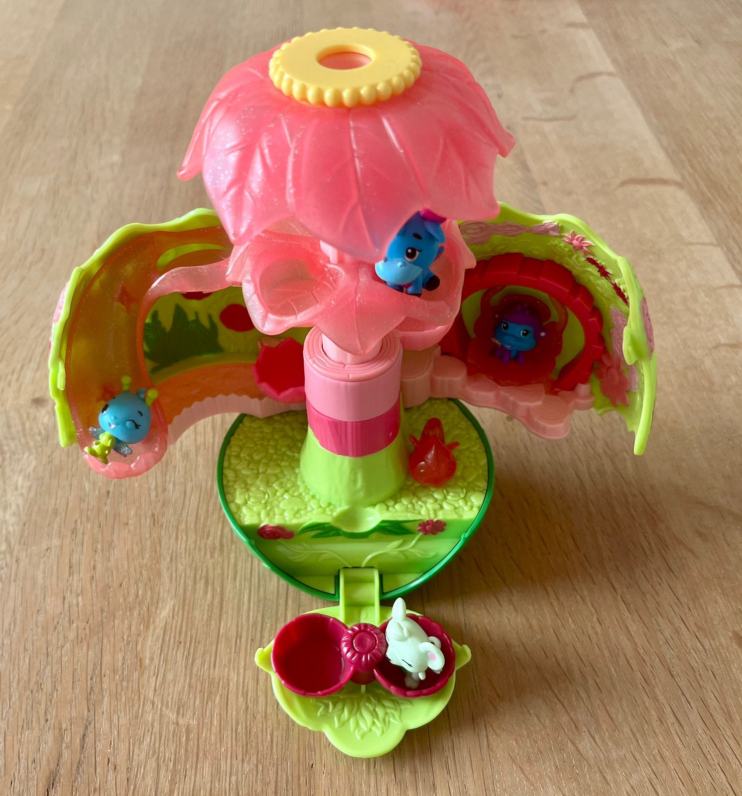Hatchimal huisje en figuurtjes, Ophalen, Zo goed als nieuw