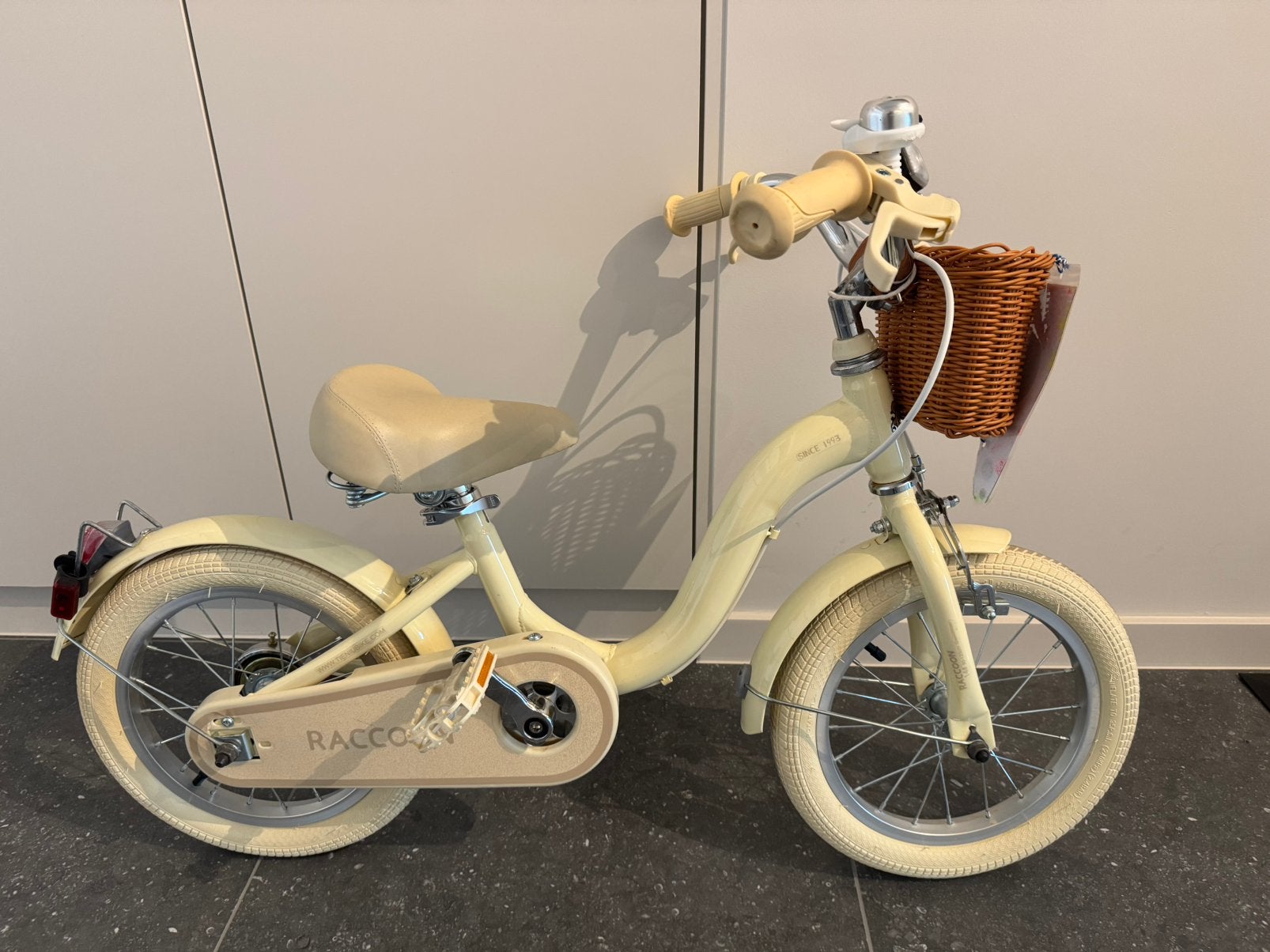Kinderfiets Raccoon met zijwieltjes, Fietsen en Brommers, Ophalen, Zo goed als nieuw, Zijwieltjes