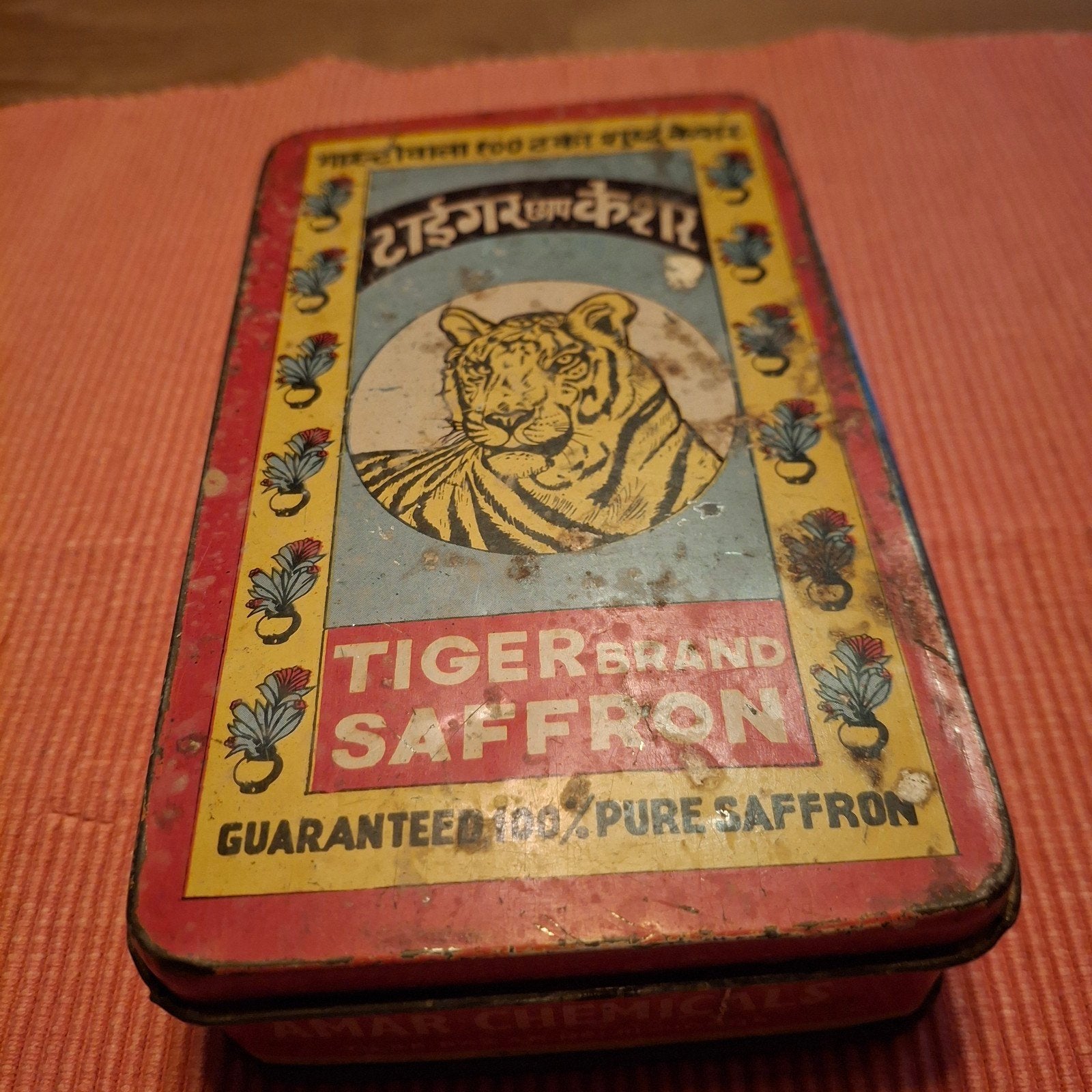 tiger brand saffron ancienne boite 15.5 cm, Collections, Boîte en métal, Enlèvement ou Envoi