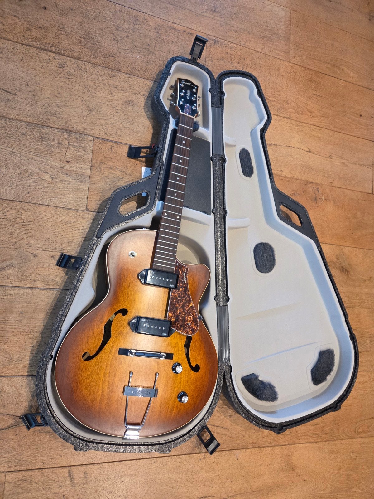 Godin 5th Avenue CW Kingpin II (Cognac Burst) + TRIC Koffer, Ophalen, Zo goed als nieuw, Overige merken