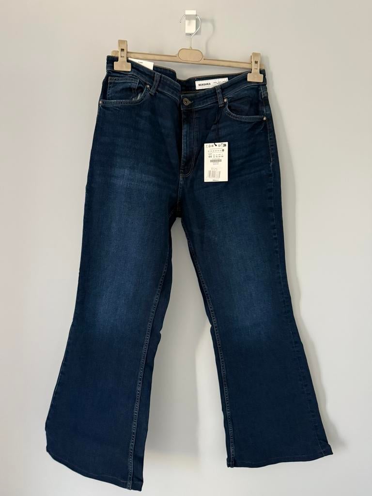 Jeans Bershka ‘flare’ donker blauw - mt 44, Ophalen of Verzenden, Nieuw, Blauw, W33 - W36 (confectie 42/44)