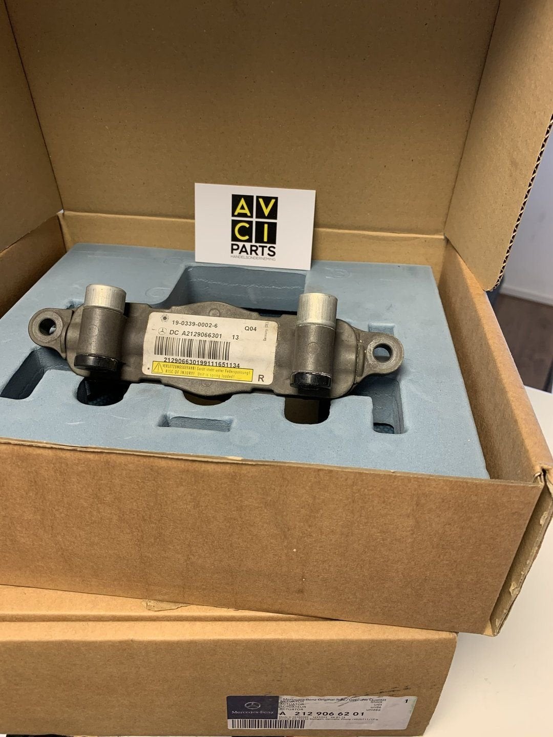 Mercedes w212 motorkap actuator links  A2129066201, Utilisé, -, -, Enlèvement ou Envoi