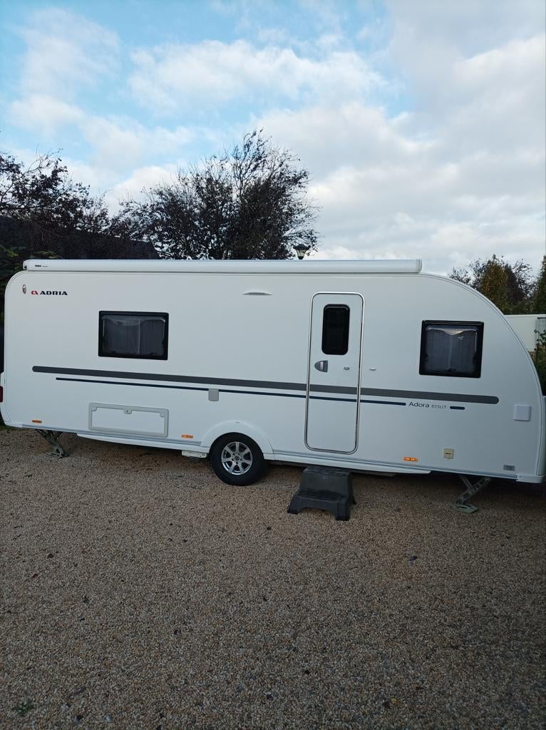 Adria adora 613 UT, Caravanes & Camping, Caravanes, Particulier, jusqu'à 4, 1500 - 2000 kg, Banquette en rond, Adria, Coin salon convertible