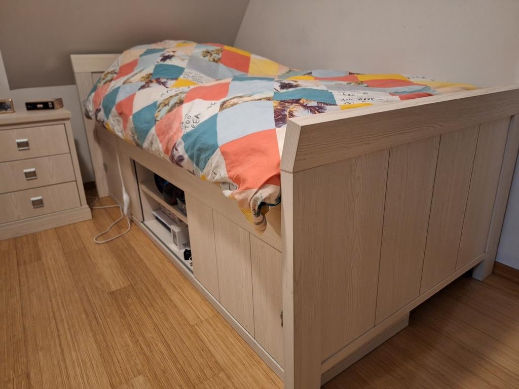 Bed met bergruimte, Ophalen