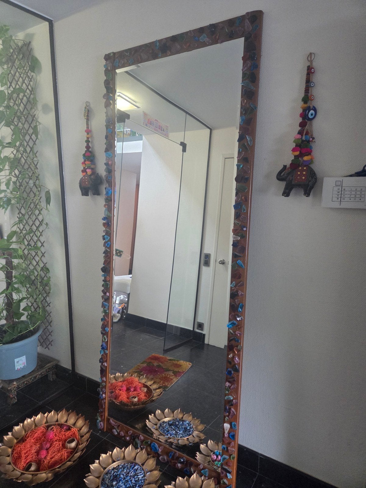 Grand miroir sur pied avec pierres colorées, Maison & Meubles, Enlèvement