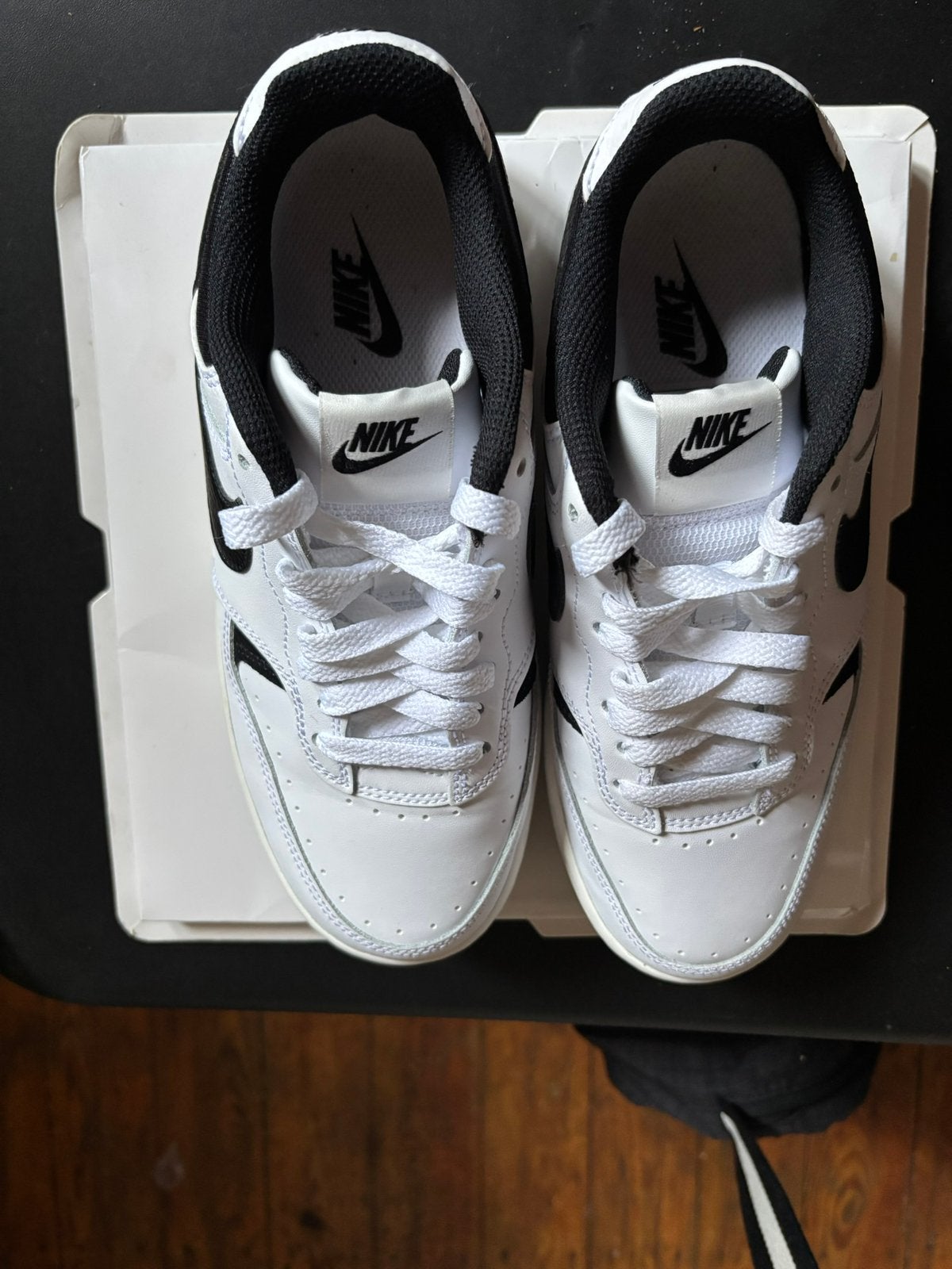 Nike noires et blanches pour femme, Vêtements | Femmes, Chaussures, Sneakers et Baskets, Enlèvement, Porté, Blanc