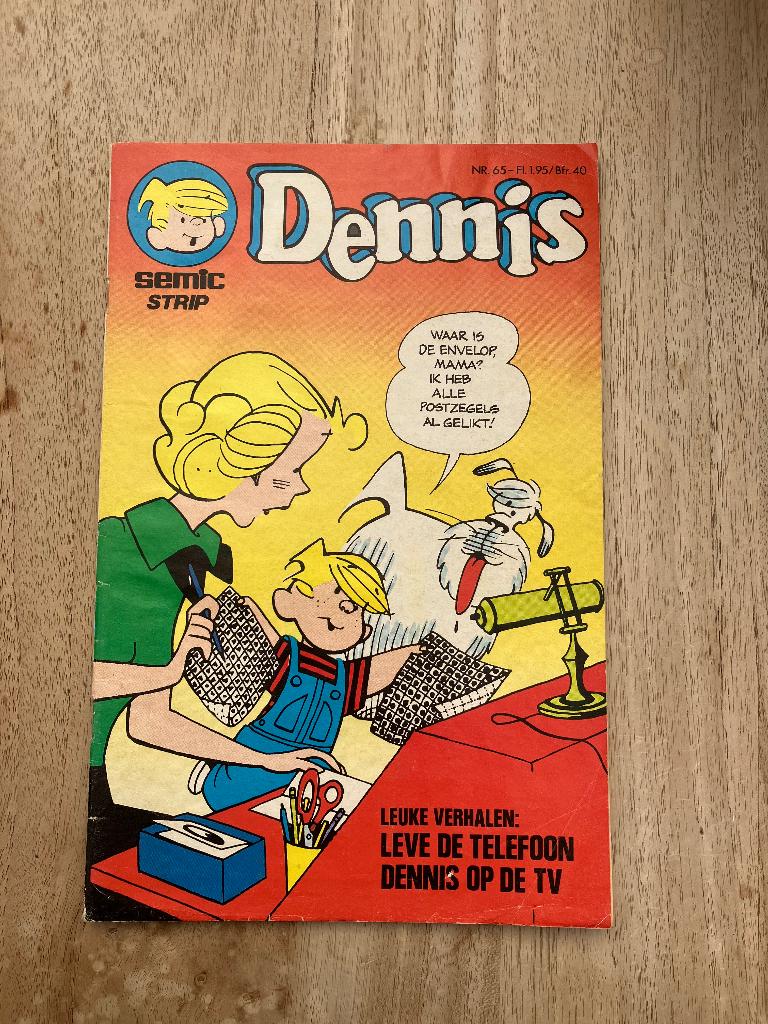 Dennis - Leve de telefoon / Dennis op de tv, Boeken, Stripverhalen, Eén stripboek, Ophalen of Verzenden, Gelezen
