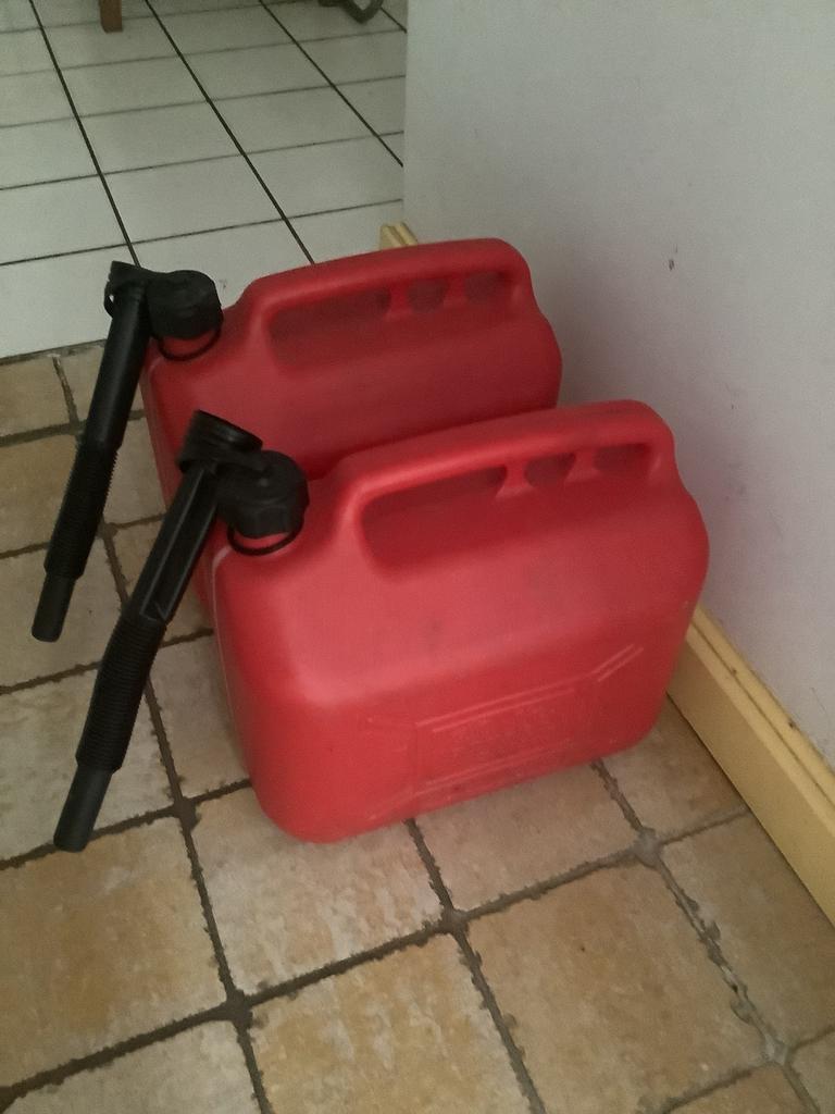 Jerrican à essence, Enlèvement