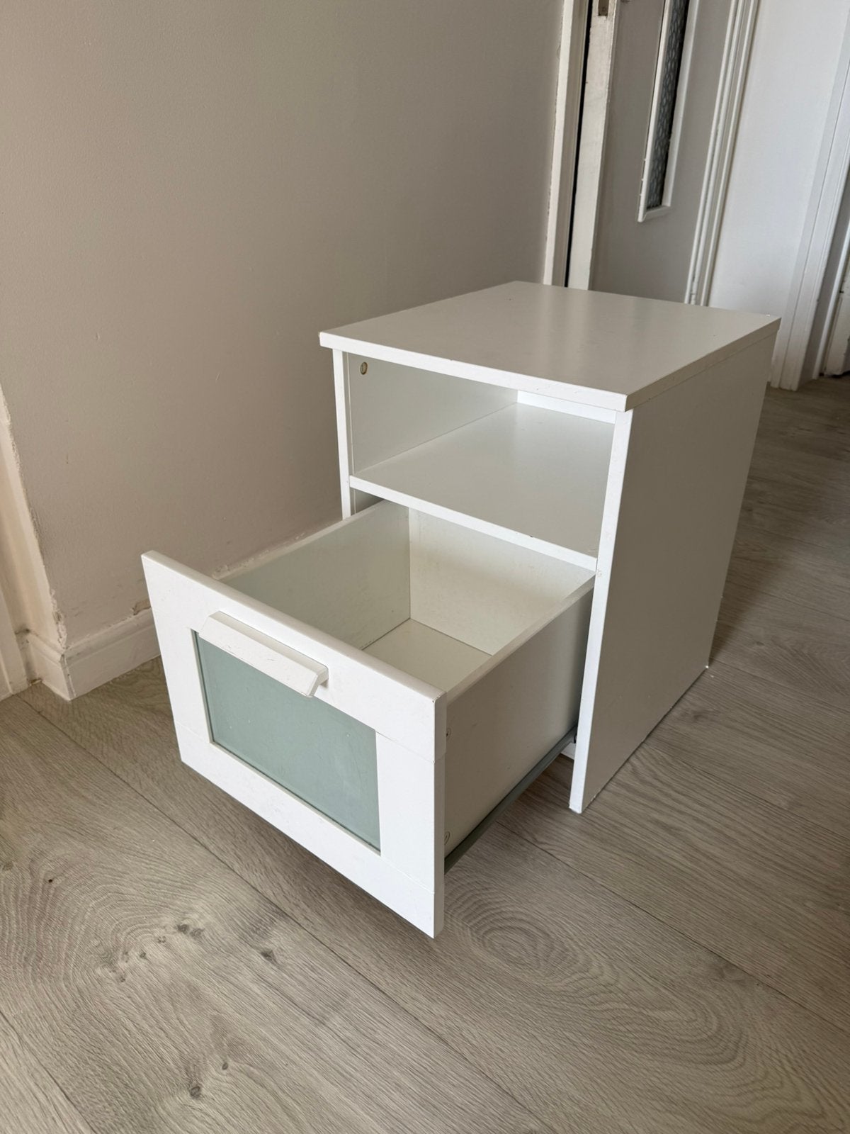 Table de chevet IKEA BRIMNES blanche, Enlèvement, Utilisé, Carré, Verre