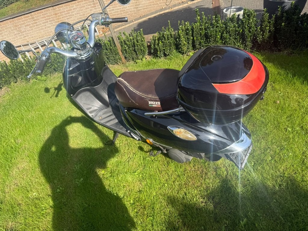 Razzo scooter 125cc, Fietsen en Brommers, Ophalen, Overige modellen, 125 cc, Zo goed als nieuw